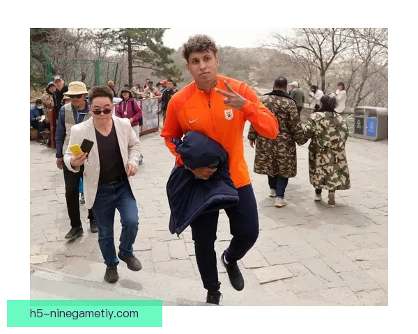 山东泰山队登泰山祈福启新征程